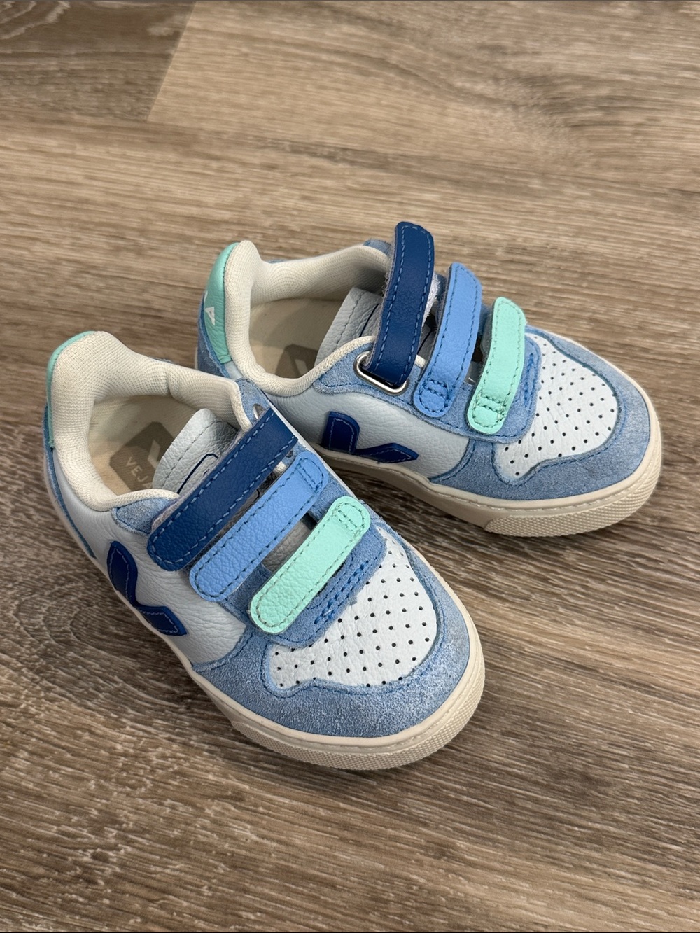 Toddler boys Veja shoes, sneakers size 7 Velcro closure